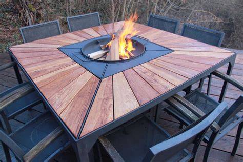 Table de jardin avec plancha et convives