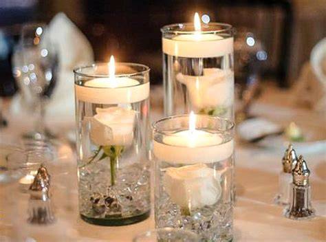 Tables de banquet avec bougies flottantes