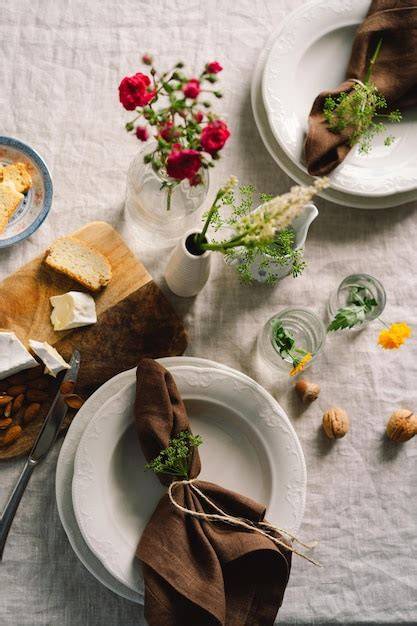 Table vintage avec serviettes en lin
