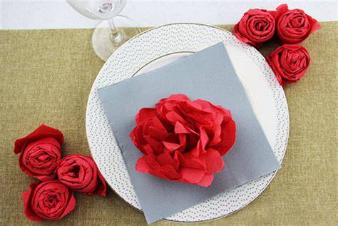 Rose en serviette sur assiette vintage