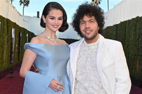 Selena Gomez Benny Blanco Chapelier fou