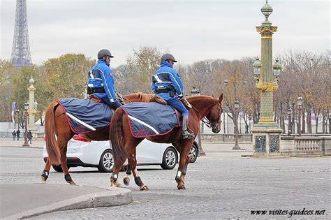 Garde républicaine à cheval dans Paris