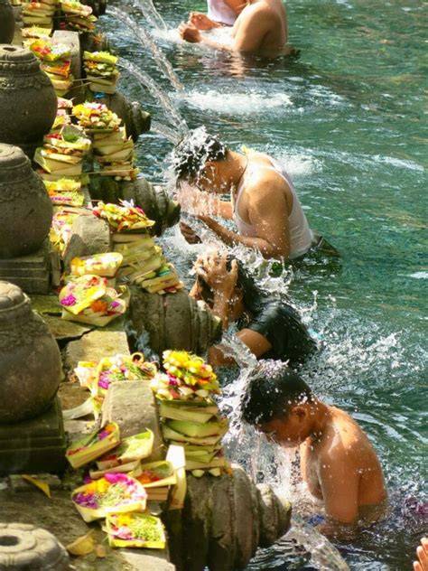 cérémonie Melukat prêtre eau sacrée Bali