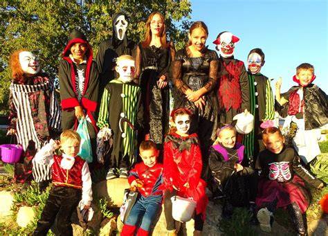 Groupe de personnages horrifiques en costumes
