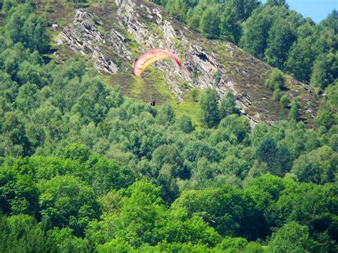 Parapente biplace au-dessus de Saint-Lary