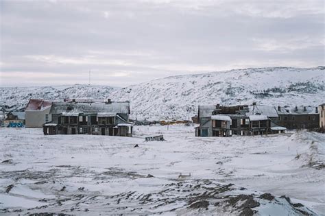 Port arctique sur la rive de la ville