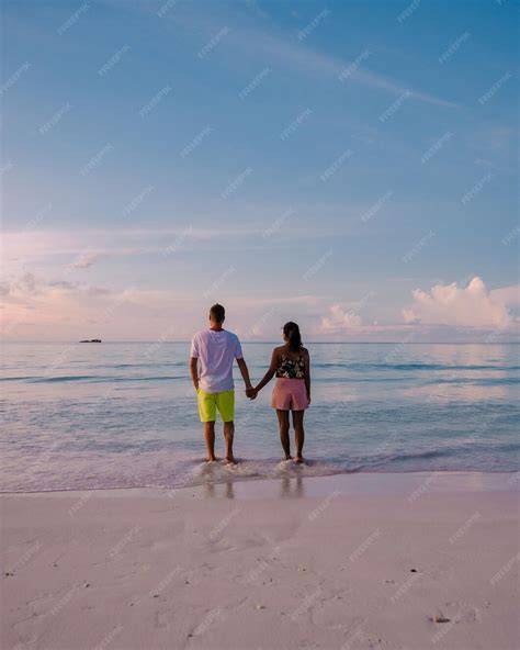 Couple au coucher du soleil plage tropicale