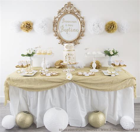 Table de baptême blanche et dorée