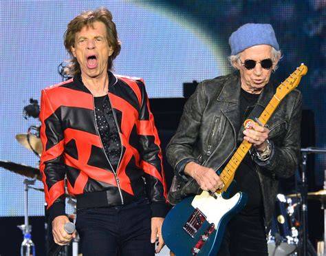 Keith Richards jouant du piano pour Mick Jagger