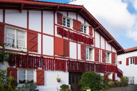 Maison basque piments collines verdoyantes