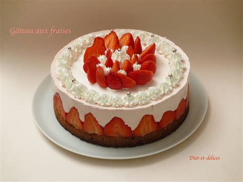 Gâteau cœur aux fraises décoré
