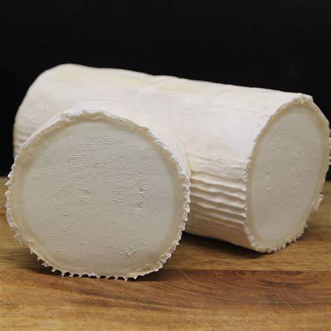 Coupe d’une bûche de chèvre affinée