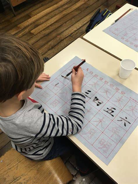 Enfants découvrant la calligraphie chinoise