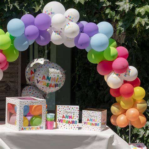 Arche de ballons multicolores Joyeux Anniversaire