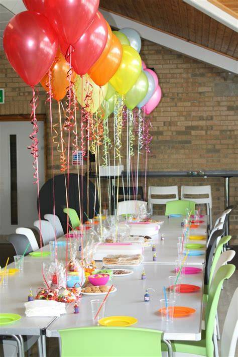 Table d’anniversaire multicolore avec ballons