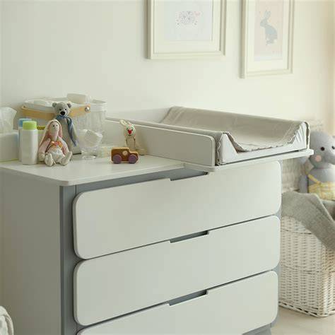 Montage plan à langer sur commode