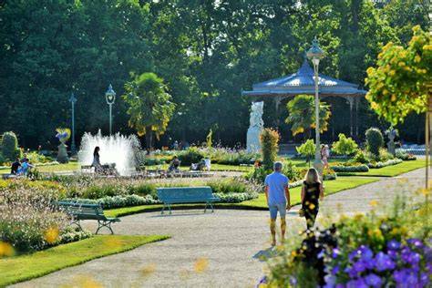Couple se promenant dans le jardin du Thabor