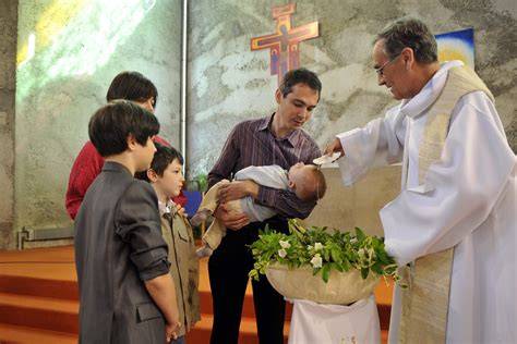 cérémonie de baptême catholique à l’église