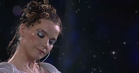 Björk robe bleue cérémonie Athènes 2004