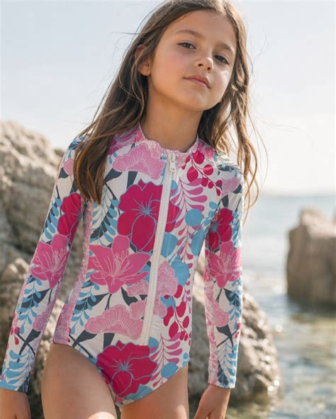 Enfant portant un maillot anti-UV