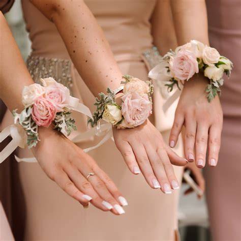 Bracelets floraux de mariage au poignet