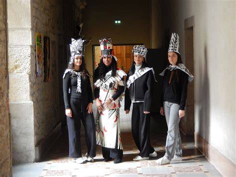 Élèves fabriquant des costumes en papier