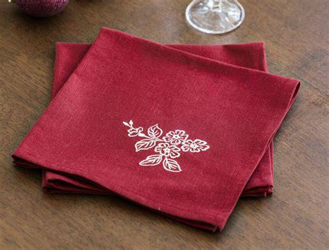 Table romantique avec serviettes brodées