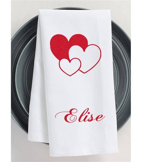 Serviette blanche brodée motif cœur rouge