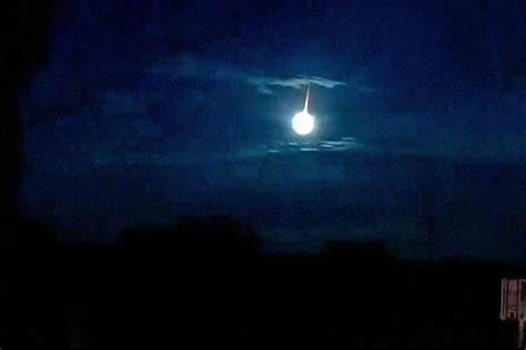 Bolide fragmentant dans atmosphère nocturne