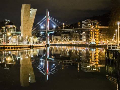 Bilbao illuminée avec bars animés la nuit
