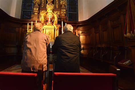 séminariste priant devant le Saint-Sacrement