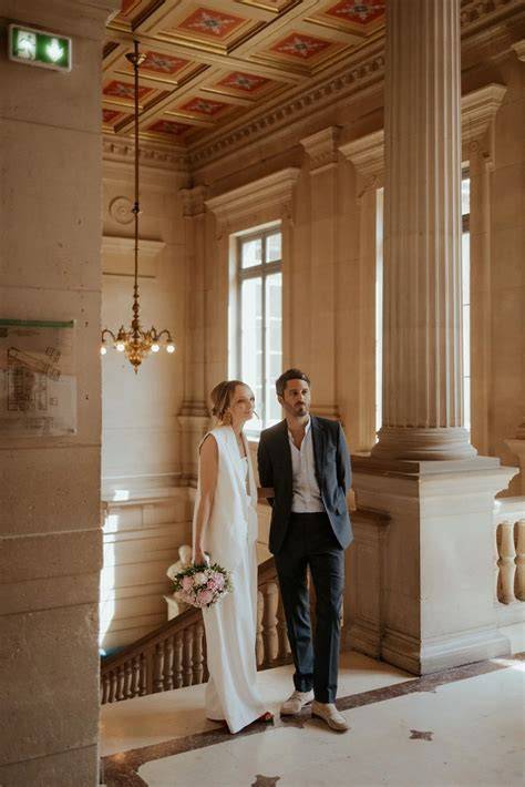 Photo de mariage devant mairie parisienne