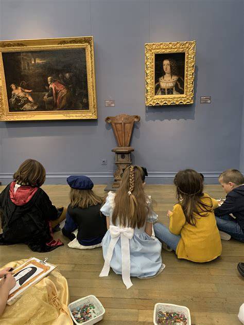 Enfants costumés dans un musée de Nîmes