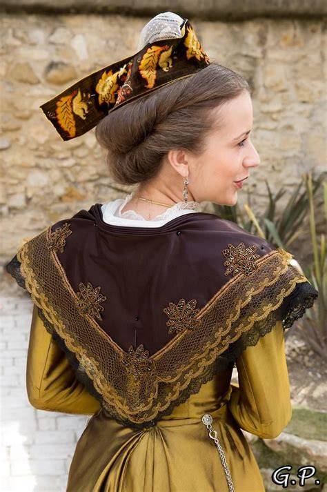 Grande Arlésienne en costume traditionnel