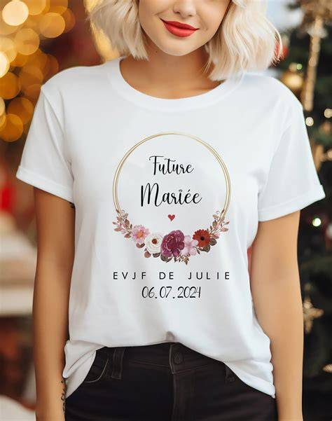 Future mariée portant t-shirt EVJF Reine