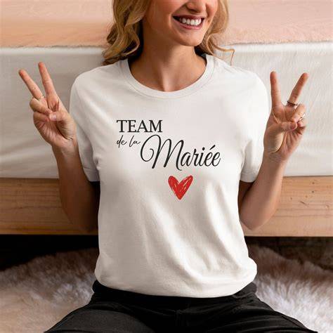 Équipe de la mariée en t-shirts assortis