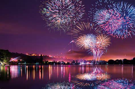 image feux d'artifice Gordes nuit