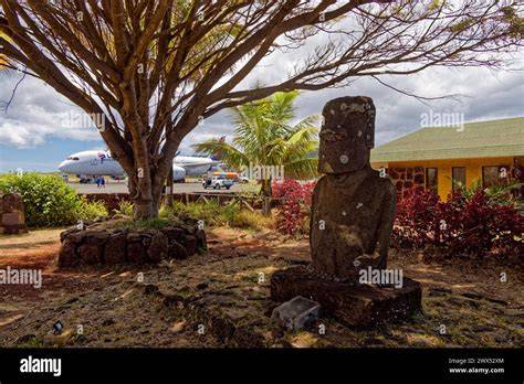 Moai de Manuel Tuki dans l’aéroport