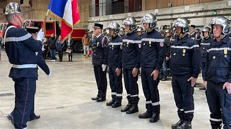 Pompiers en tenue de gala cérémonie Sainte-Barbe