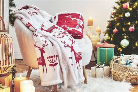 Chien enveloppé dans plaid blanc de Noël