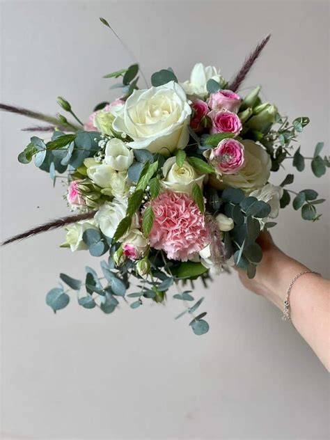 bouquet champêtre de roses roses et blanches