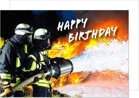 femme pompier célébrant anniversaire
