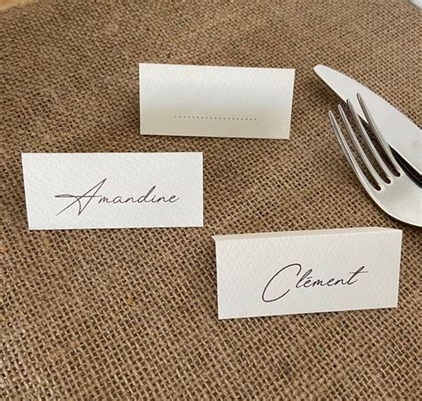 Marque-place mariage sur table élégante