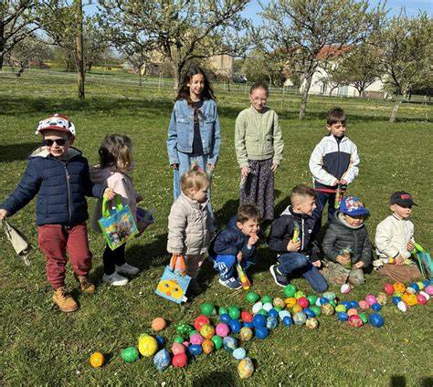 Enfants chasse aux œufs jardin printemps