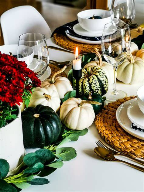 Table automnale guirlande vaisselle feuilles citrouilles