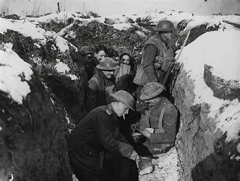 Soldats français dans les tranchées enneigées
