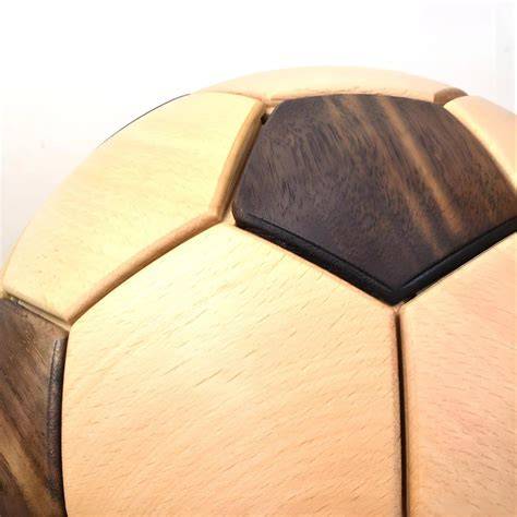 ballon de football en pièces de bois
