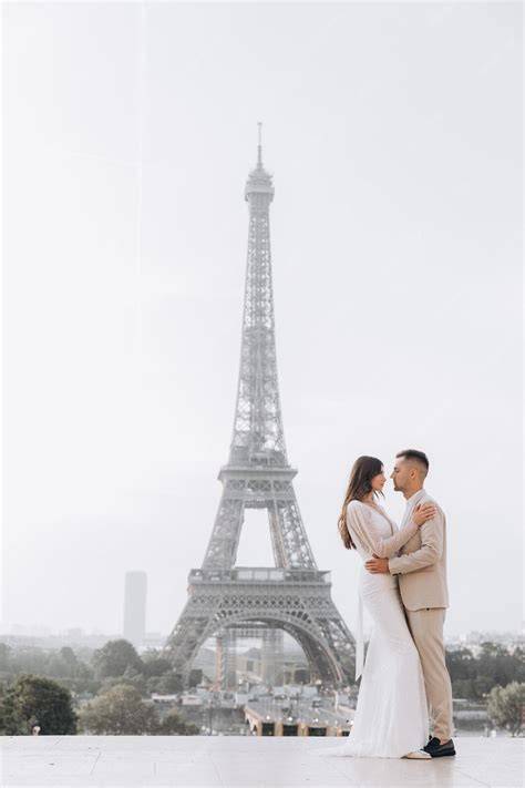 Couple marié devant la Tour Eiffel