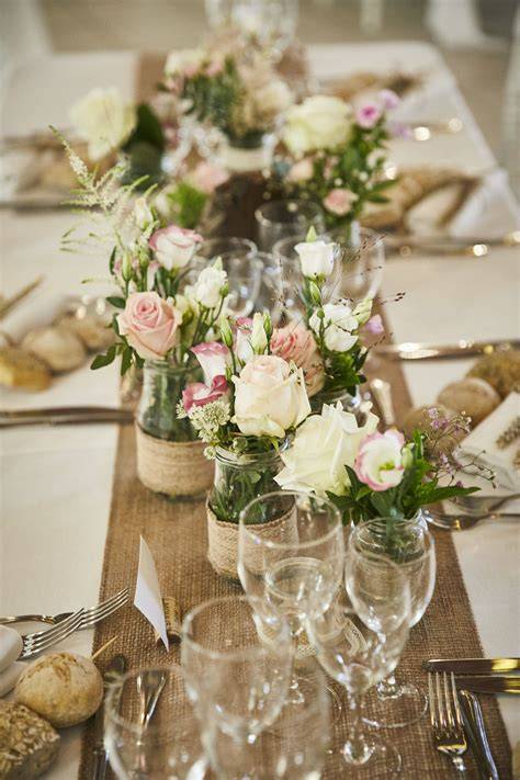 table champêtre basse-cour avec fleurs