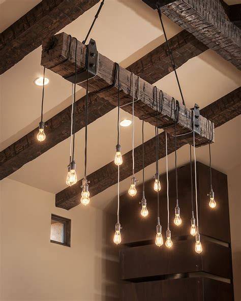 Guirlande lumineuse fixée sur poutre en bois